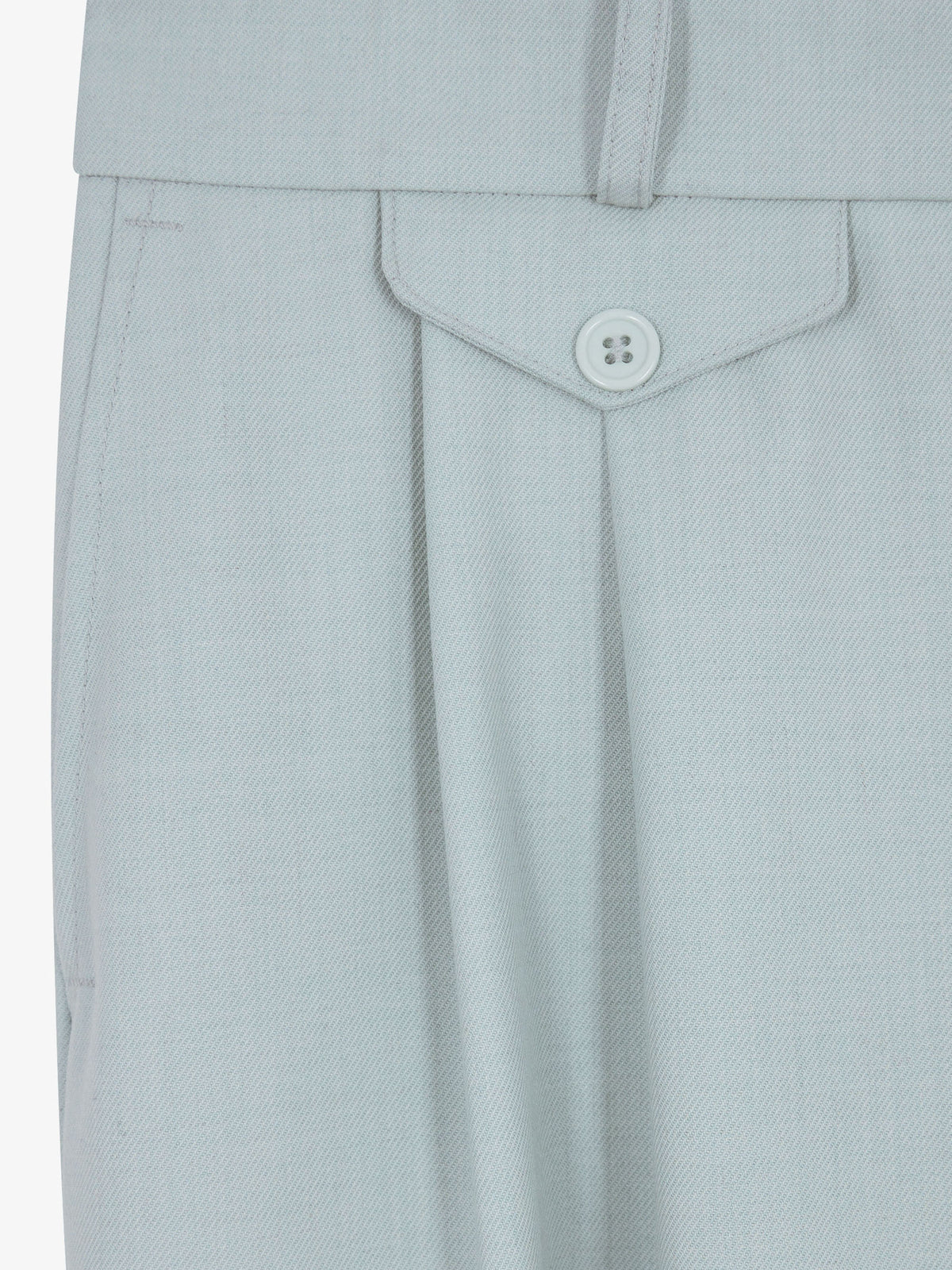 Le pantalon de costume bleu