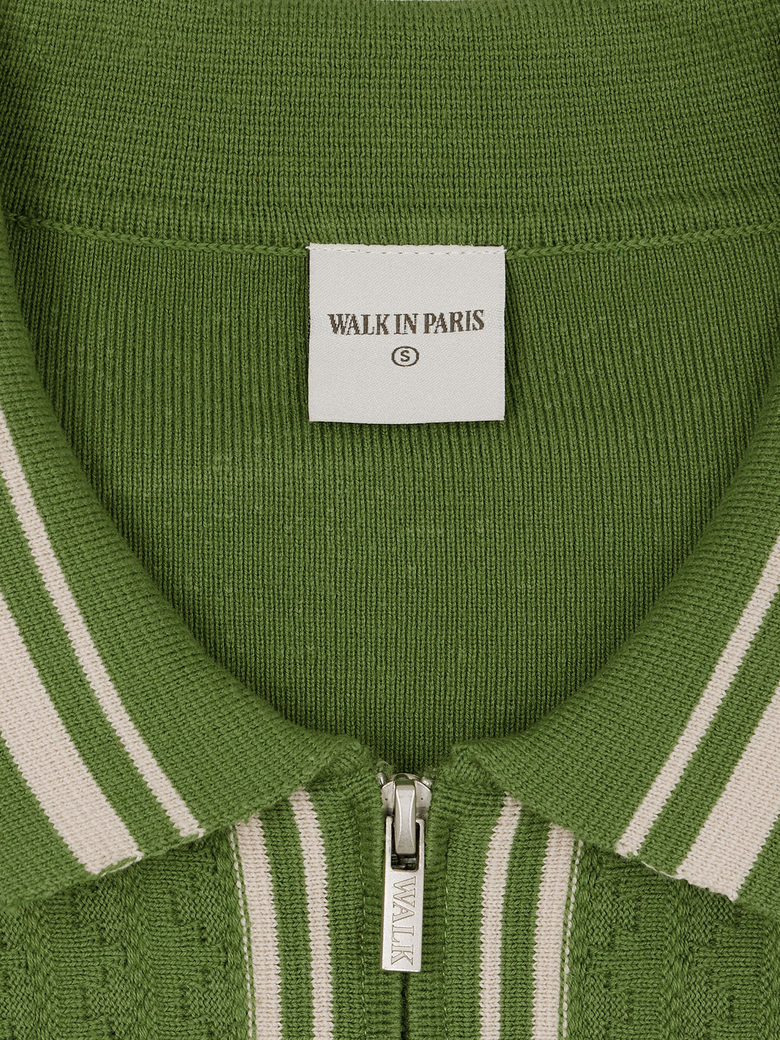 Le cardigan en maille vert émeraude